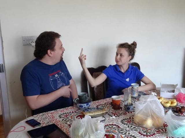 Елена показывает палец Мише